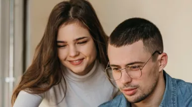 Delegare vs. detașare: diferențe Codul Muncii - angajati la birou - pluxee.ro