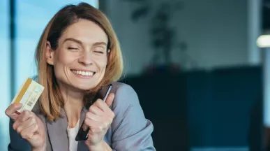 Cum pot optimiza costurile cu tichetele de masă ca IMM - angajata fericita la birou - pluxee.ro