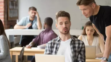 Perioada de probă se plătește?  - angajati la birou - pluxee.ro