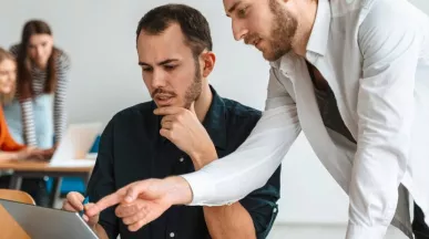 Salariu net vs brut: ce înseamnă, cum se calculează - angajati discutand la birou - pluxee.ro