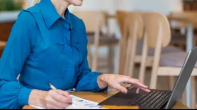 Cum se calculează salariul - angajat, laptop- pluxee.ro