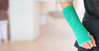 concediu medical - mana cu atela - pluxee.ro